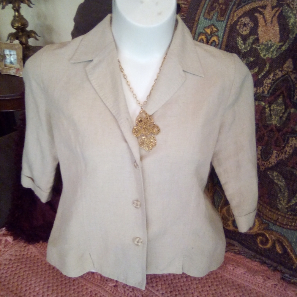 ⭐ Beige button up Blazer style top ⭐